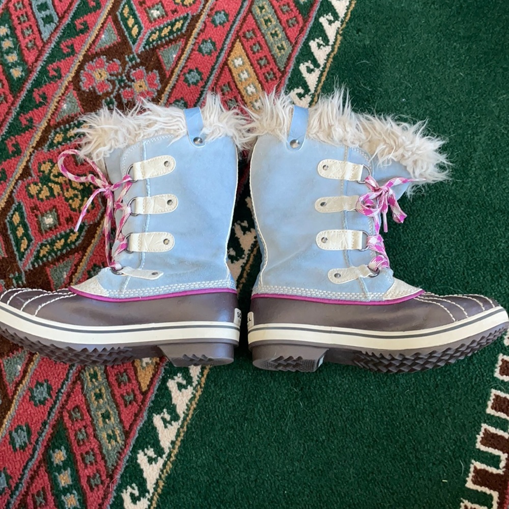 Sorel size 3 girls boots. Waterproof and very warm.